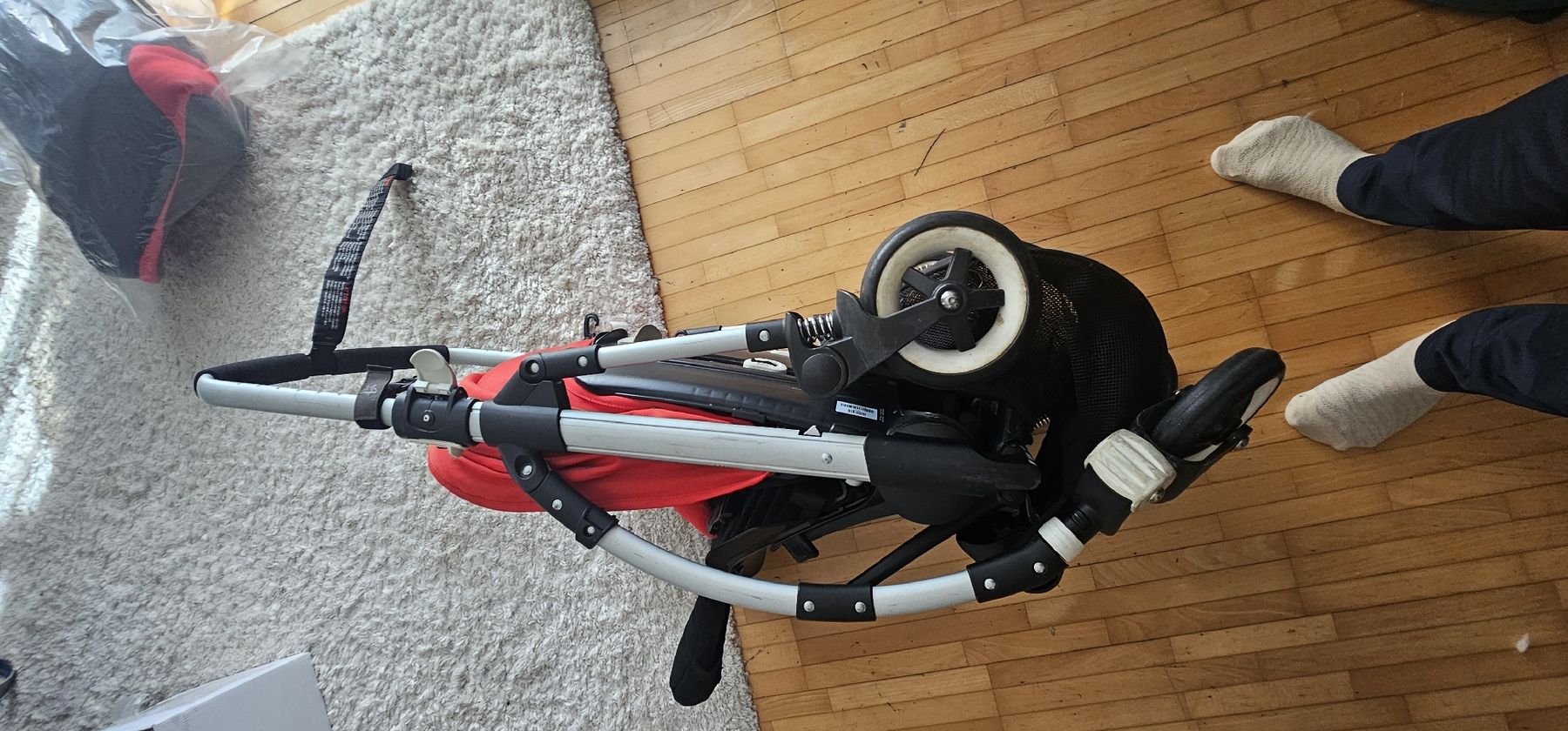 Bugaboo Kinderwagen: Bugaboo Bee Kinderwagen mit Zubehör, Rot Schwarz – Gebraucht aus Riedikon von Winter21. 2