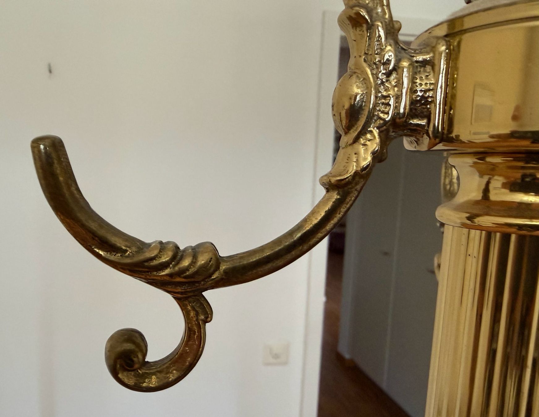 Pfister Garderobe: Kleiderständer Messing, massiv – Gebraucht aus Uerikon von TT51 3