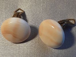 Vintage weiss-lachs farbene Ohrclips Porzellan ca 1940