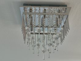 Elegante Deckenleuchte mit Kristallanhängern