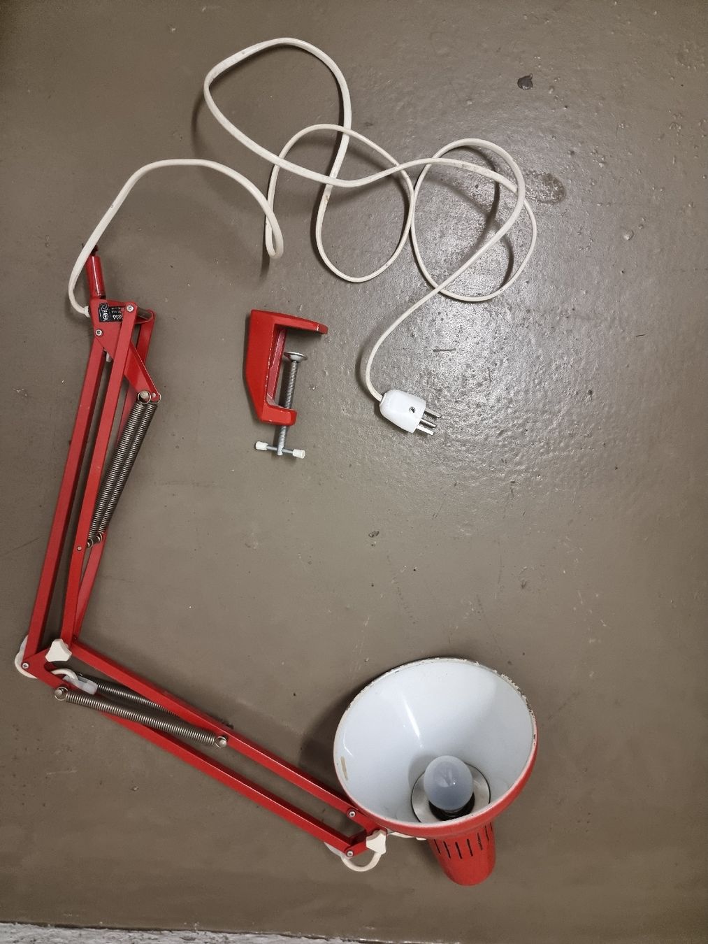 Lampade: Rote Leuchte mit Klemme, gut erhalten, – Usato da Olten venduto da Mezopotamya