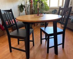 Table et 2 chaises à donner en bon état