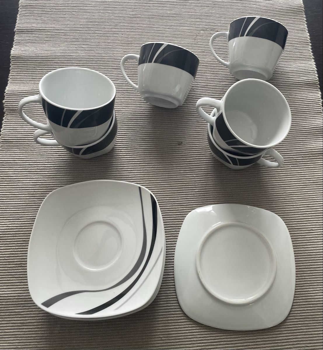Tazze: Servizio da caffè/tè moderno - 6 tazze e 7 piattini – Usato da S. Pietro venduto da pap_nd2w