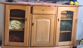 Holz sideboard mit Glas- und Holztüren, neuwertig!