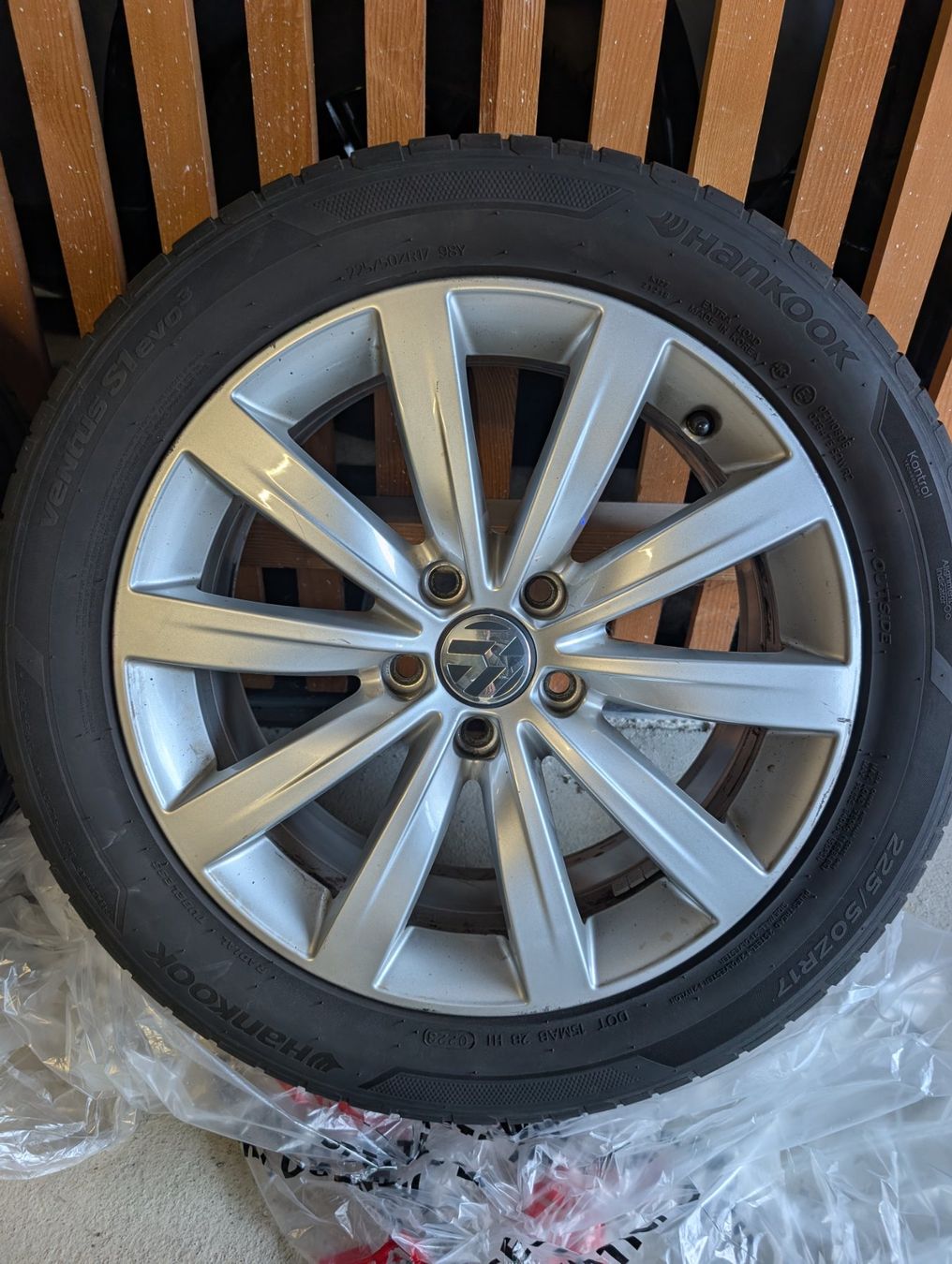Volkswagen Felgen: VW Felgen, 17 Zoll und Sommerreifen (Zustand sehr gut)225/50 – Gebraucht aus Schaan von gor_rrx5 2