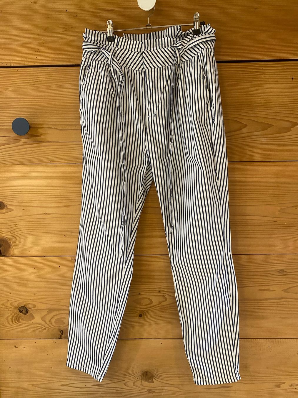 Vero Moda Pantaloni: Stoffhose Vero Moda M weiss-blau gestreift – Nuovo (secondo la descrizione) da Bärau venduto da JeJeG