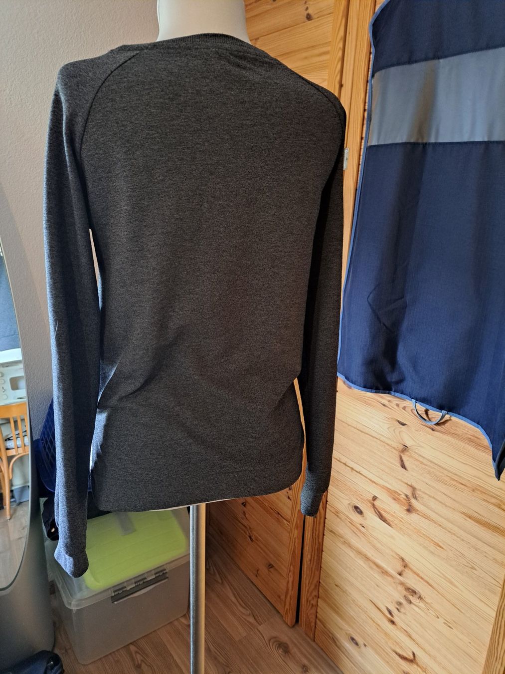 Maglioni & Felpe: Damen Pullover grau Serial Chiller Aufdruck – Usato da Rafz venduto da MuriFinn 1