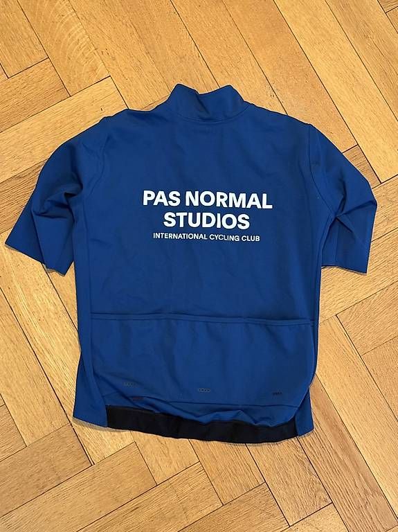 Pas Normal Studios Canottiere & Pantaloni: PAS NORMAL Mechanism Defend (L) – Usato da Lausanne venduto da Sirimaz 1
