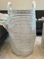 Panier à linge en tissu rayé blanc et noir état usagé