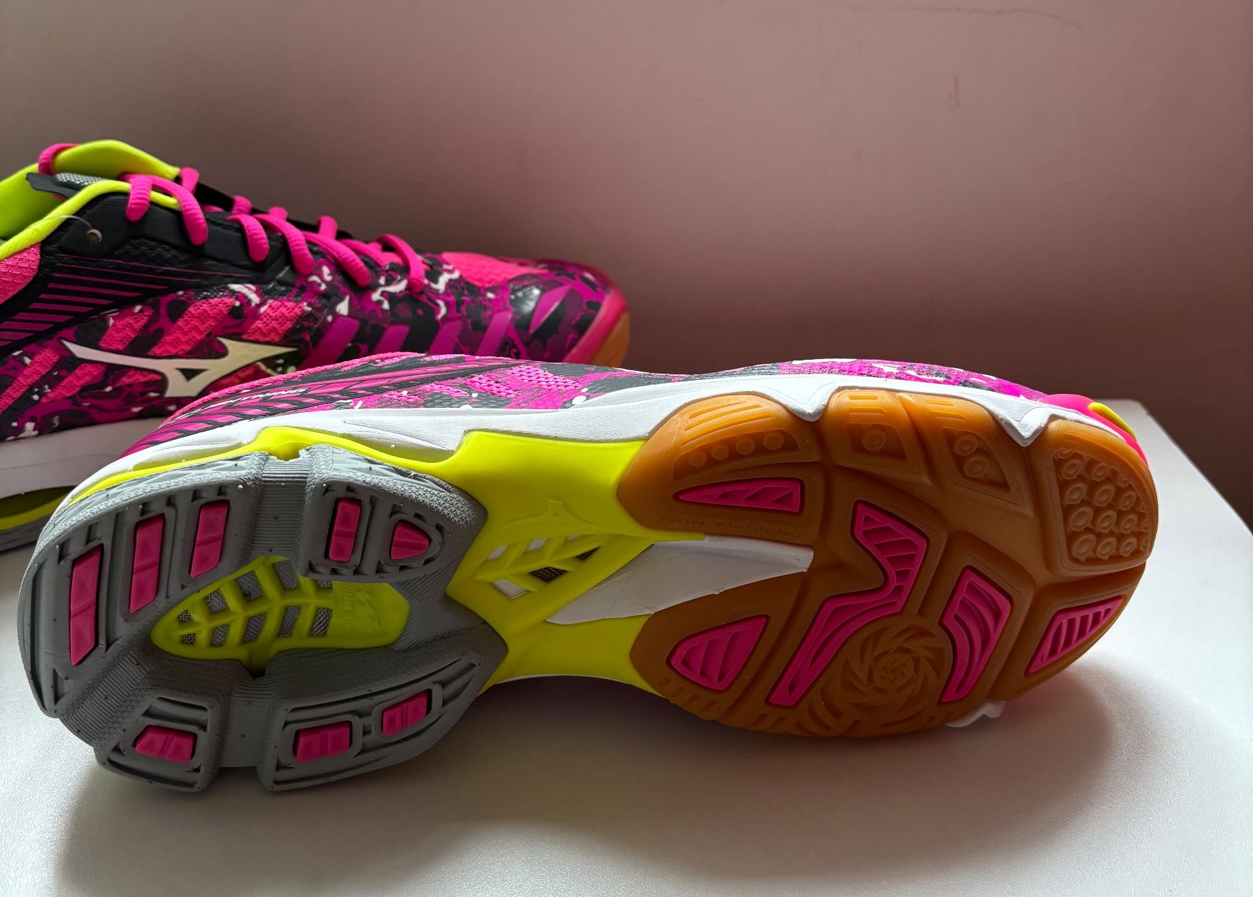 Mizuno Damenschuhe: MIZUNO Wave Lightning Z4 Damen, Gr. 42.5 – Neu und originalverpackt aus Luzern von falena01 6