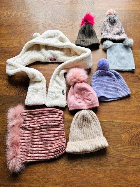 Lotti & Set di vestiti: Set an Mädchenmützen und Schals – Usato da Wangen b. Olten venduto da Braeggi 3