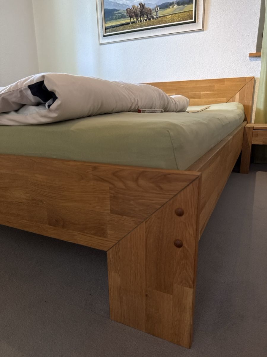 Betten: Doppelbett Eiche massiv mit zwei Nachttischen – Gebraucht aus Bern von 31_Lehmann_10 3