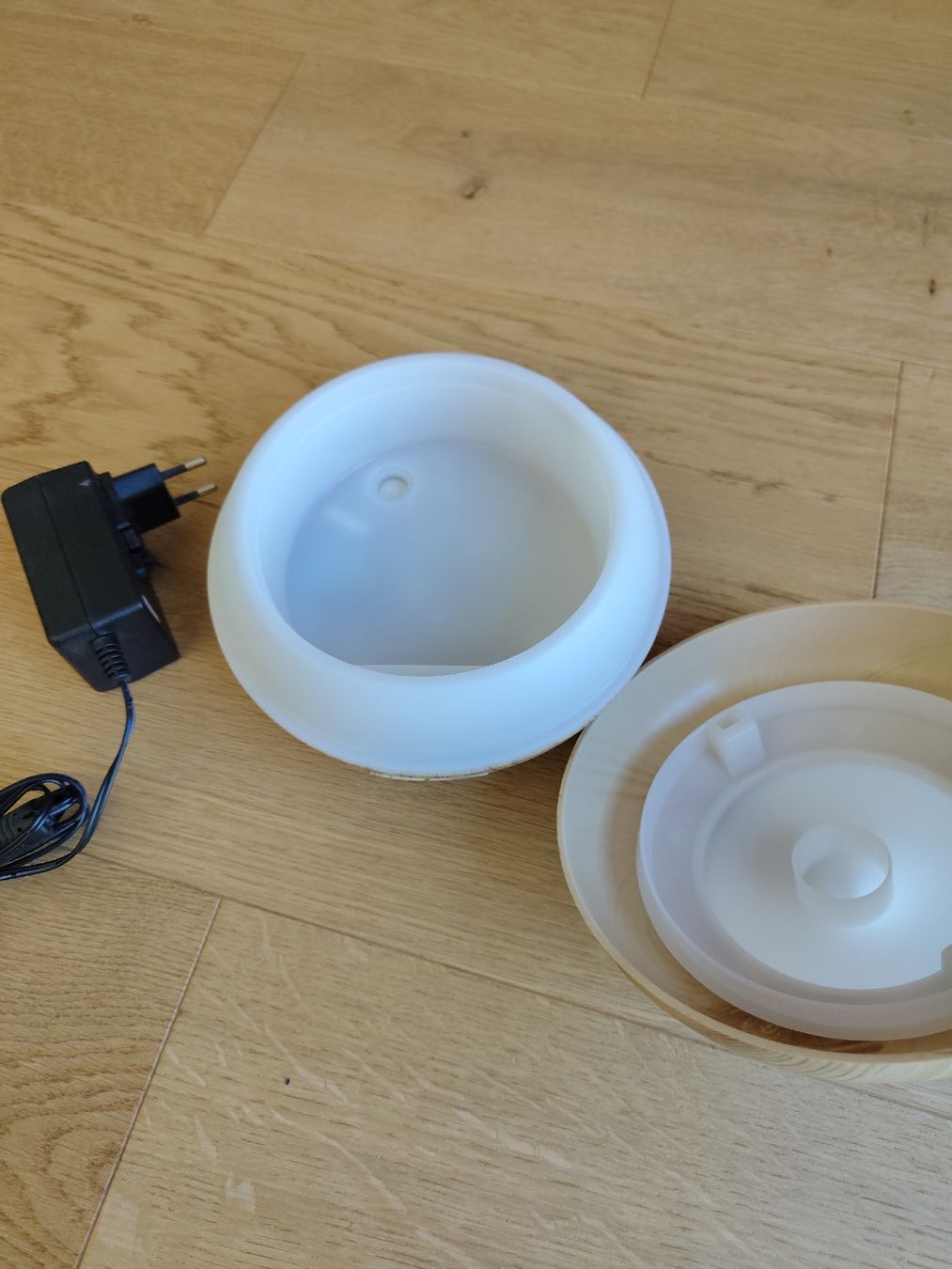 Diffuseurs: Aroma Diffuser mit Netzteil Holzoptik – D'occasion à Alpnachstad par Punta05 1