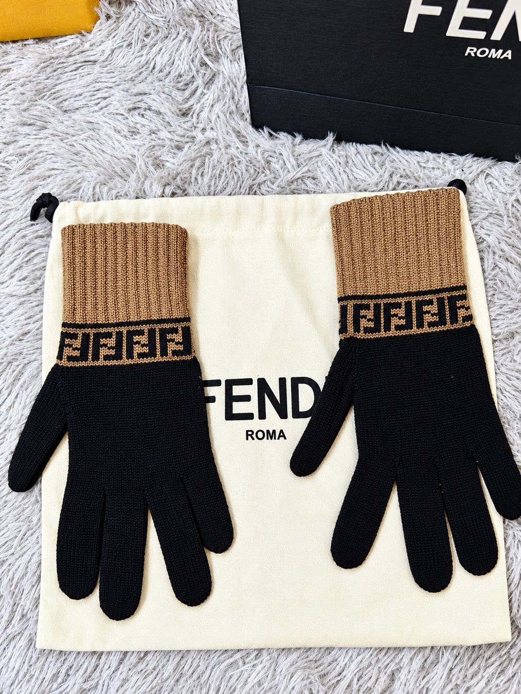 Gants & mitaines : Gants Fendi – D'occasion à Epalinges par Forex.master 1