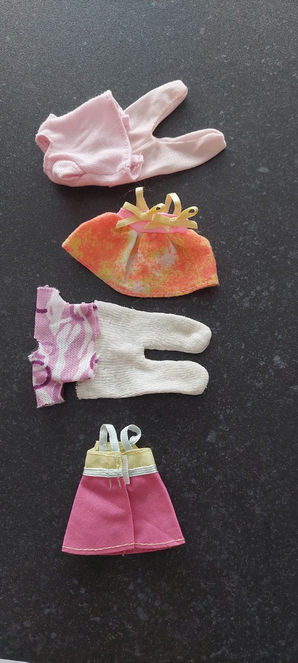 Bambole: Miniaturen Puppenkleidli  – Usato da Muri AG venduto da nindo1 8