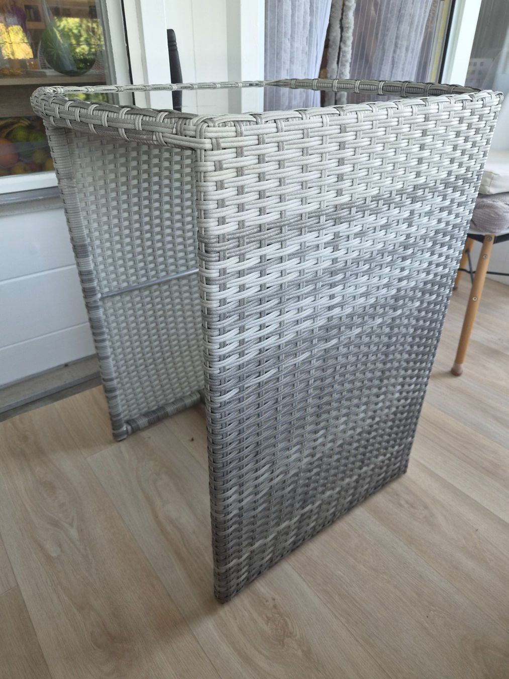 Tables: Ensemble table en rotin + 2 chaises - plateau en verre – D'occasion à Lausanne par leroyaumedereven 2