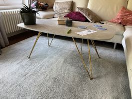Moderner Couchtisch mit Marmoroptik & goldenen Metallbeinen
