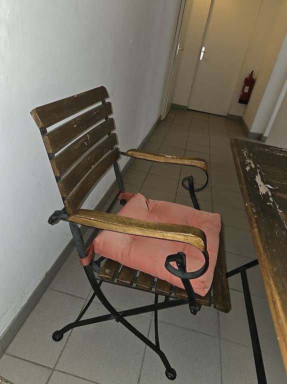 Tischset: Une table et deux chaises  – Gebraucht aus Lausanne von Filip_ 2
