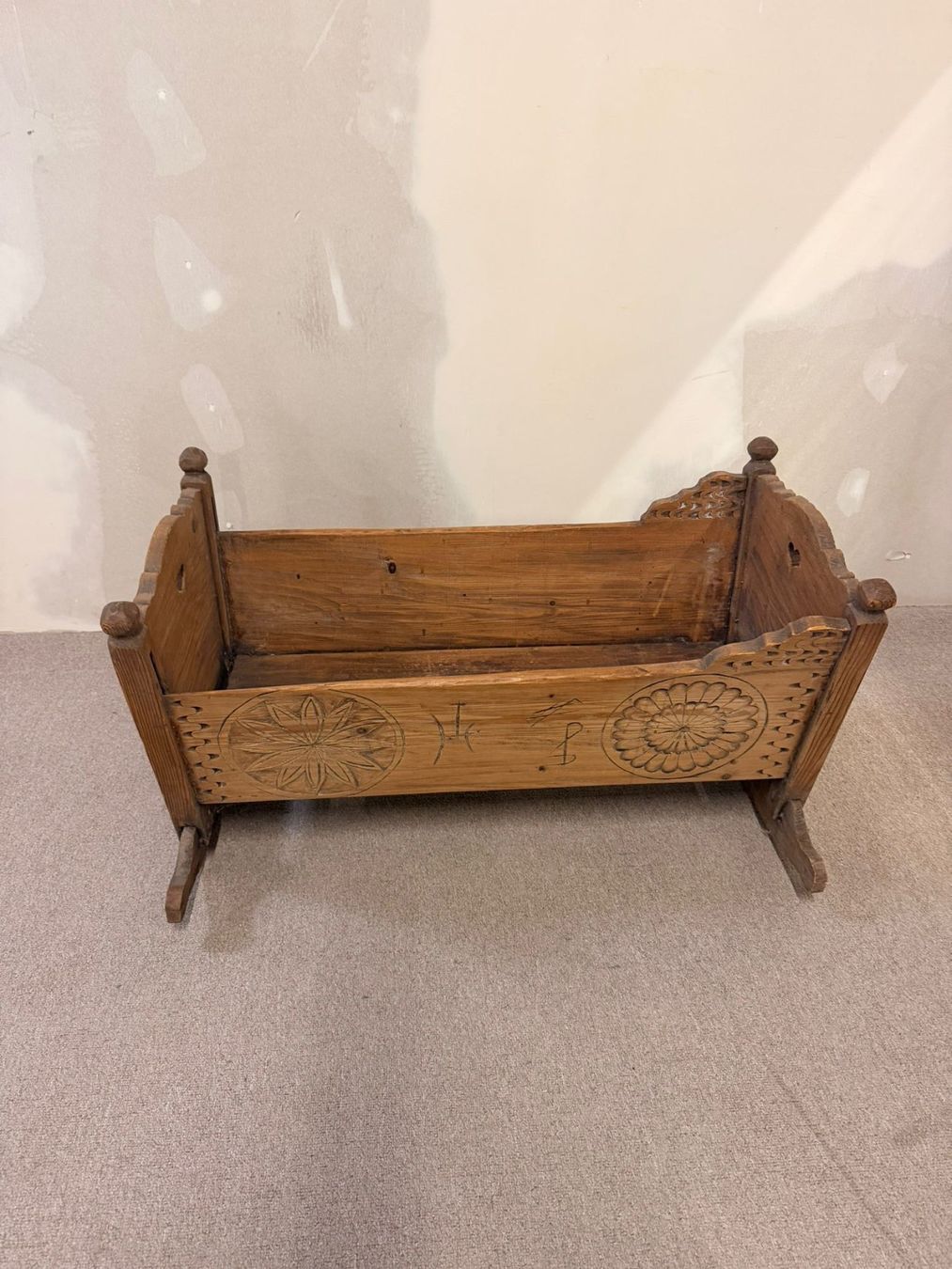 Articoli in legno: Antike rustikale Holz-Wiege mit Schnitzereien, Vintage – Usato da Rickenbach ZH venduto da Insider-Boerse 1
