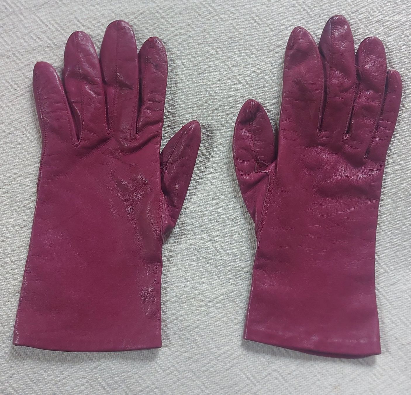 Guanti & manicotti: Elegante, dunkelviolette Damenhandschuhe – Usato da Winterthur venduto da ugahugah