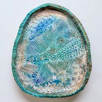 Vide-poche céramique d'art émaillée bleu motif marin gravé