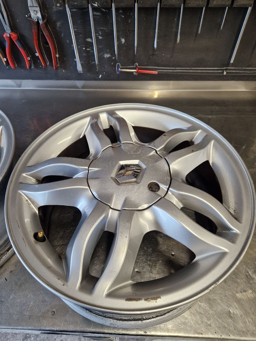 Renault Felgen: 2 Renault Clio 15" Felgen – Gebraucht aus Mümliswil von Sachs623 2