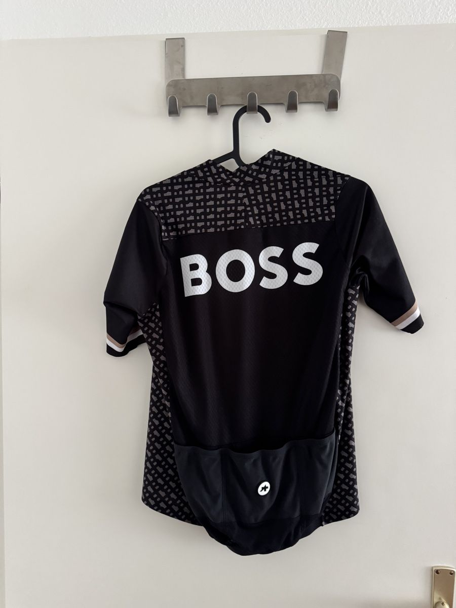 Assos Canottiere & Pantaloni: Assos X Boss Radtrikot / Jersey – Nuovo (secondo la descrizione) da wädenswil venduto da duz_2ryx 1