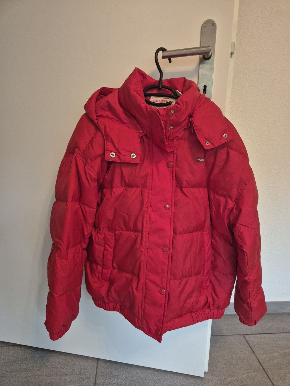 Levi's Giacche: Rote Levi's Winterjacke, Grösse S -  – Nuovo (secondo la descrizione) da Einsiedeln venduto da SSc_kvc9