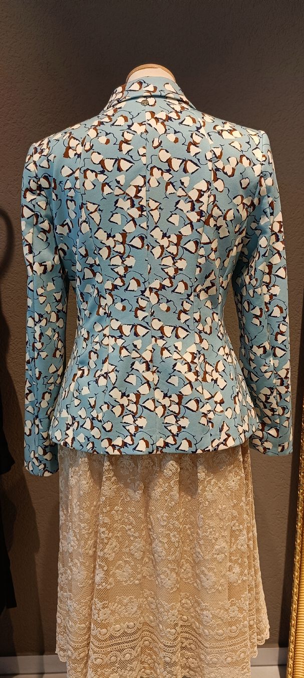 Marc Cain Jacken: Marc Cain Blazer, hellblau mit Muster, Grösse N2/36 – Gebraucht aus Zollikofen von Proseco 2