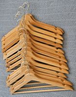 45 cintres en bois (20 pour pantalons) + 5 couvre-cintres