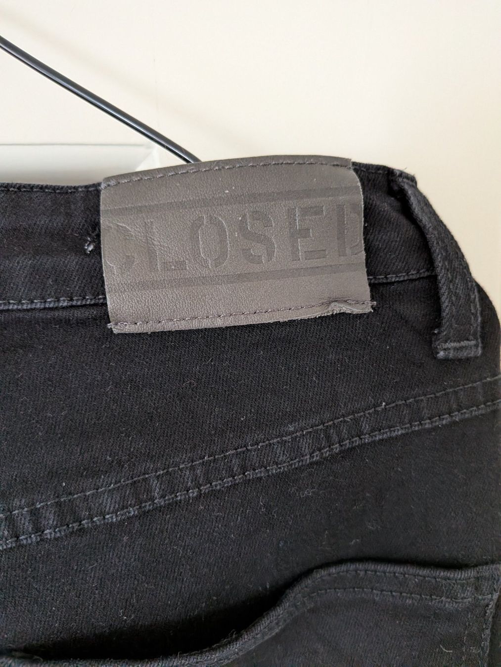 Closed Hosen: Closed schwarze Hose – Gebraucht aus Emmen von magelan 5