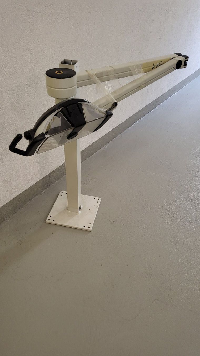 Attrezzature mediche: Arbeits/Ops-Lampe Dental mit Deckenstativ/Sockel – Usato da Hombrechtikon venduto da BMSI 1
