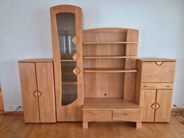 Wohnwand Holz mit Vitrine und Beleuchtung