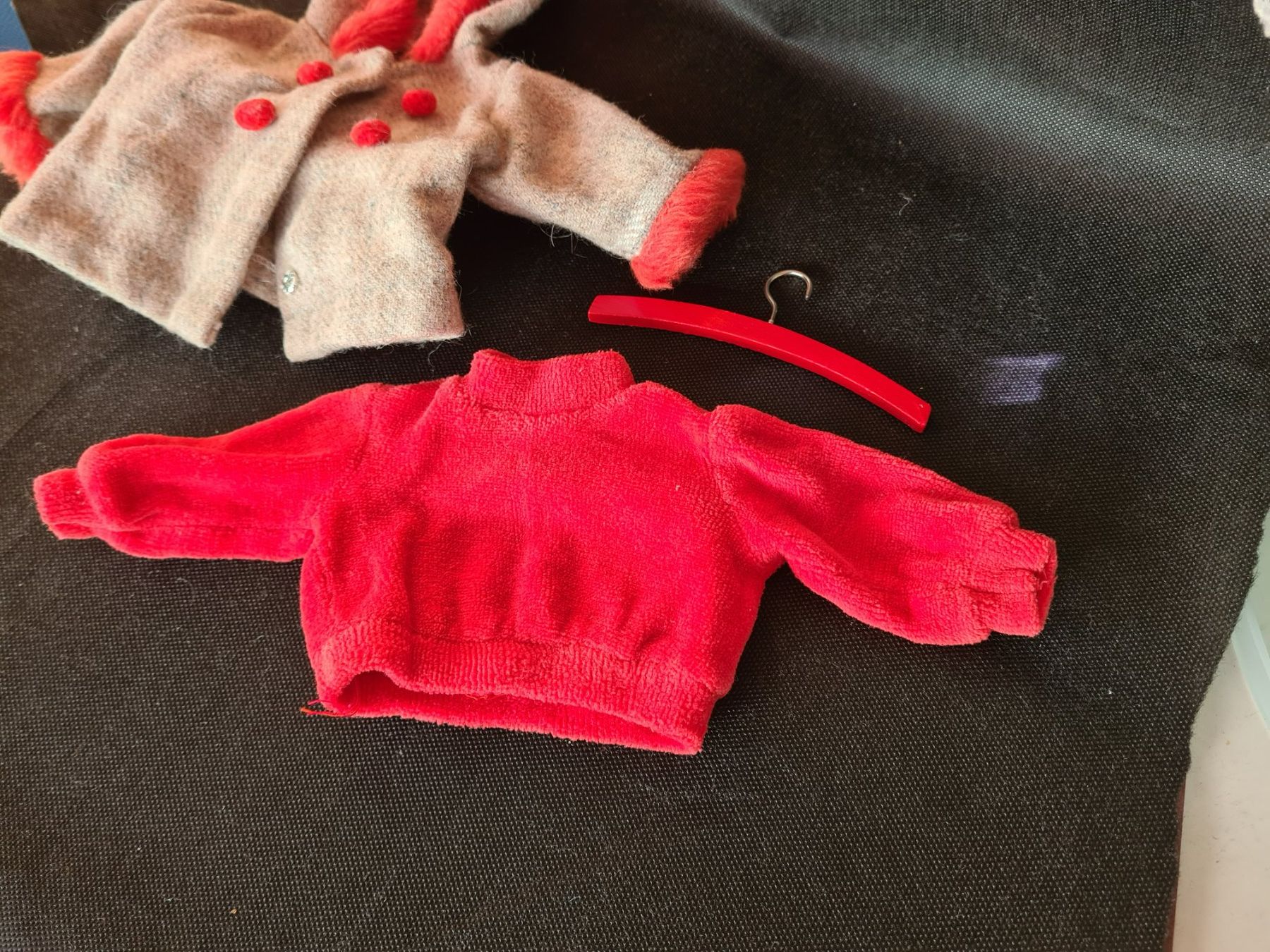 Puppen: 2 Sasha-Puppenkleider Vintage, Winterjacke & Pullover – Gebraucht aus Münchenbuchsee von babilibern 4