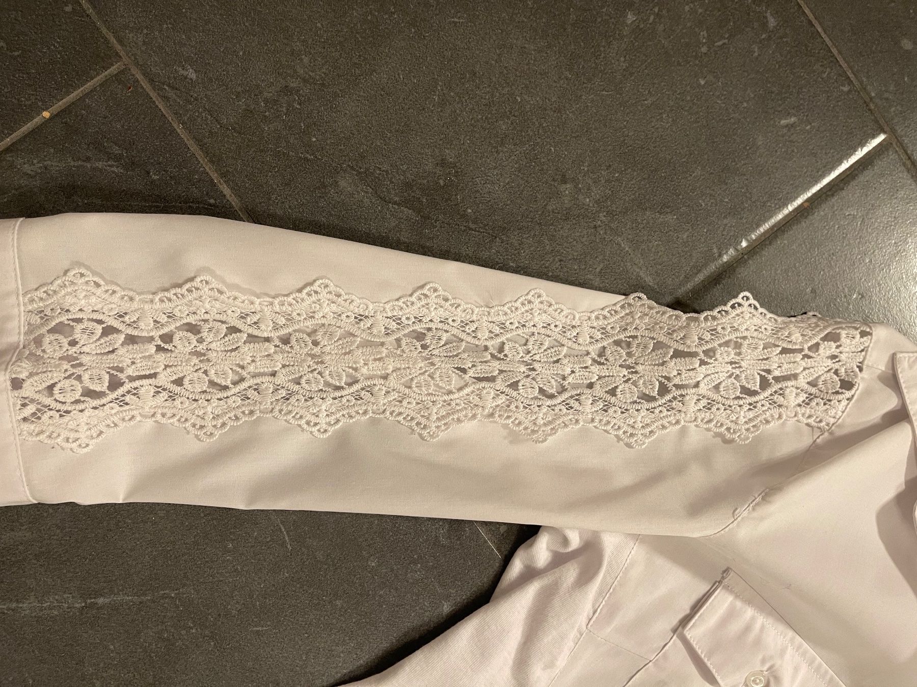Blusen: Bluse mit Spitzen den Ärmeln entlang – Neu (gemäss Beschreibung) aus Dübendorf von Sonibell 1