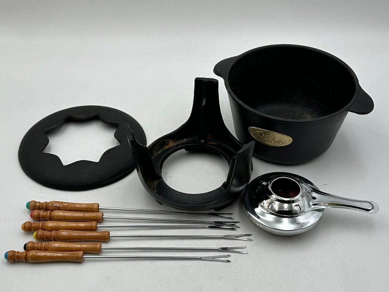 Küchengeräte: Fondue Set Vintage, Gusseisen Caquelon – Gebraucht aus Luzern von Lager6640 1