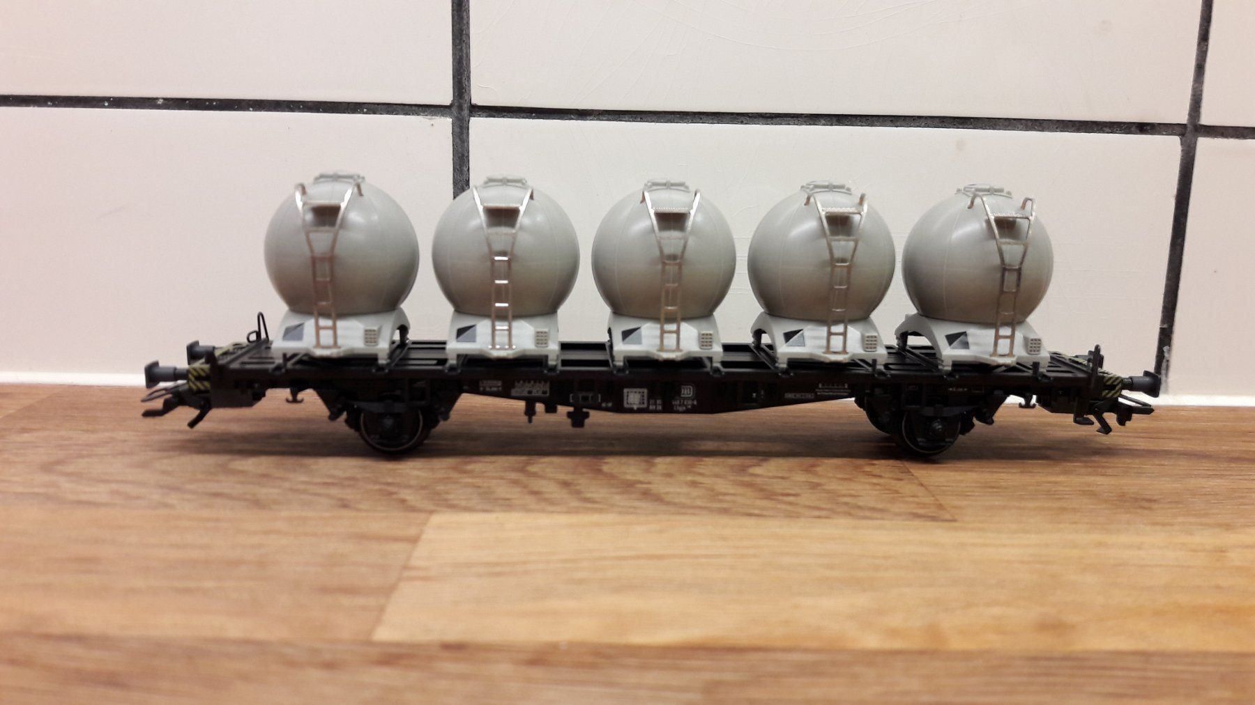 Märklin Modellini di ferrovie: Märklin HO : DB wagon plat avec 5 containers  "DB" – Usato da Buttes venduto da Cafe2005 4