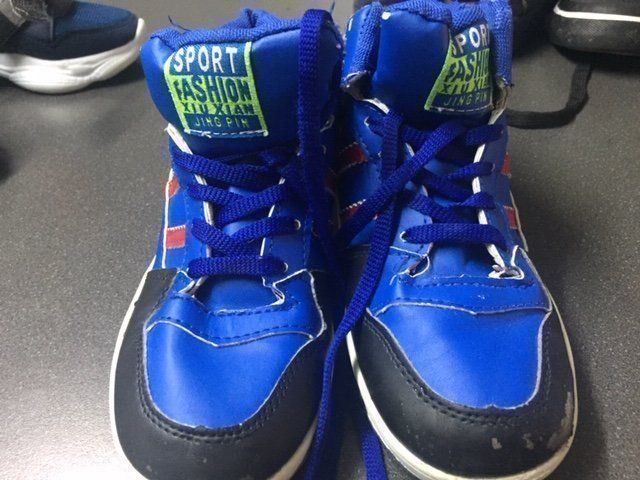 Schuhe für Jungen: Hohe Turnschuhe Sneakers Grösse ca. 27 – Gebraucht aus Emmen von Aribini 1