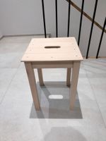 Schlichter Hocker aus Holz, naturfarben