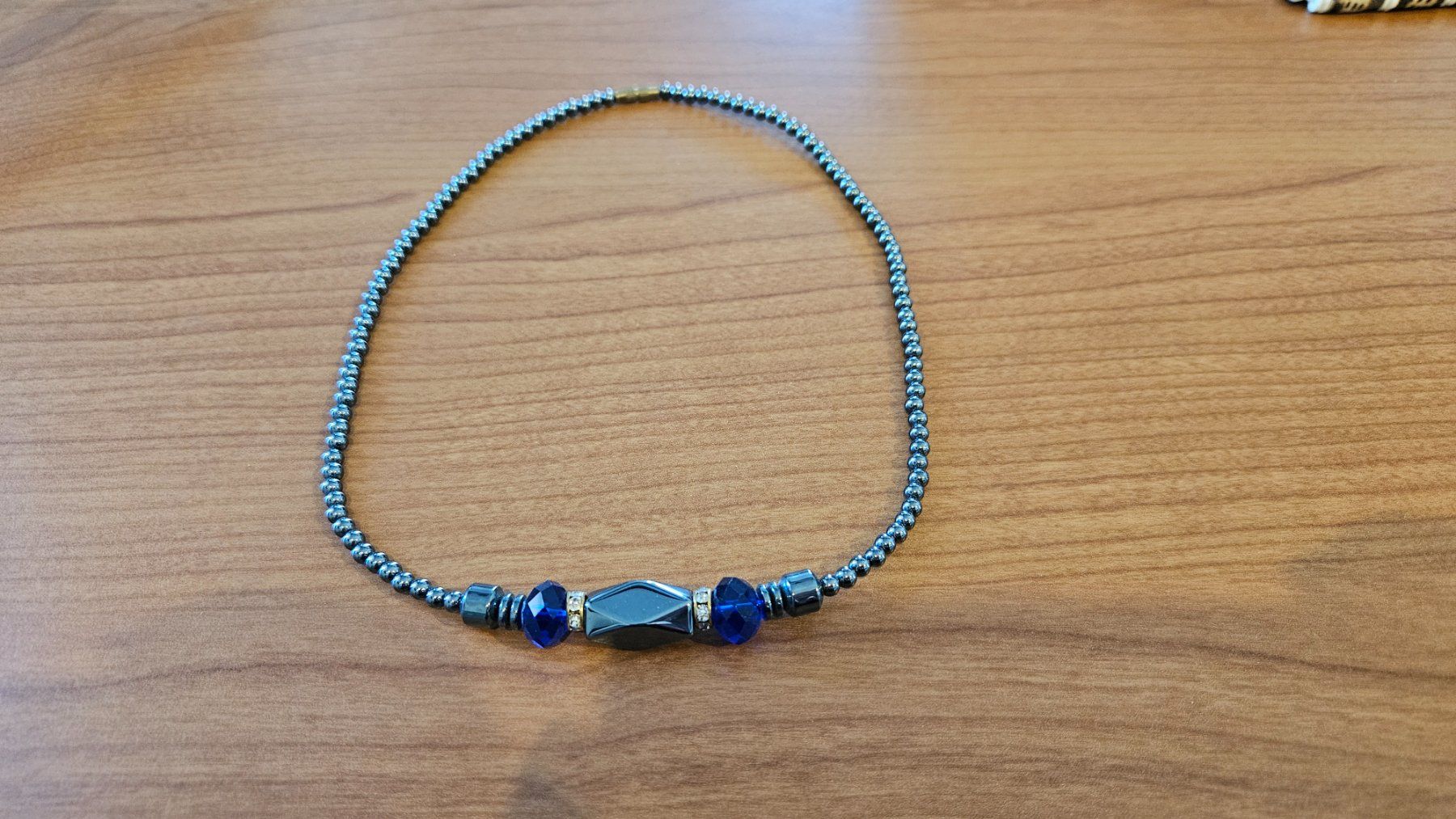 Catenine: Collana girocollo in metallo con perline – Usato da Melano venduto da H-Sara