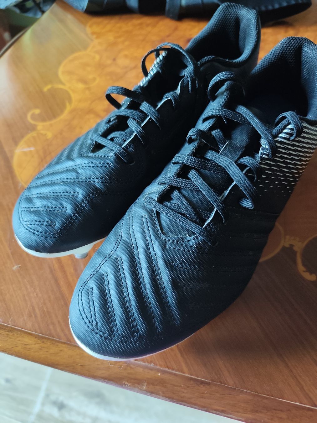 Scarpe da uomo: Due paia di scarpe uomo calcetto e/o rugby con caschetto – Usato da Grono venduto da sab_f6hs