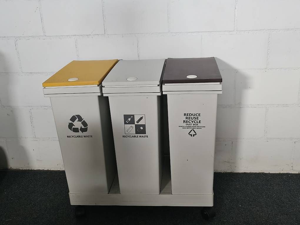 Cestini per rifiuti: Trennsystem Abfalleimer mit 3 Fächern und Deckel – Usato da Lütisburg venduto da nab_282j 1