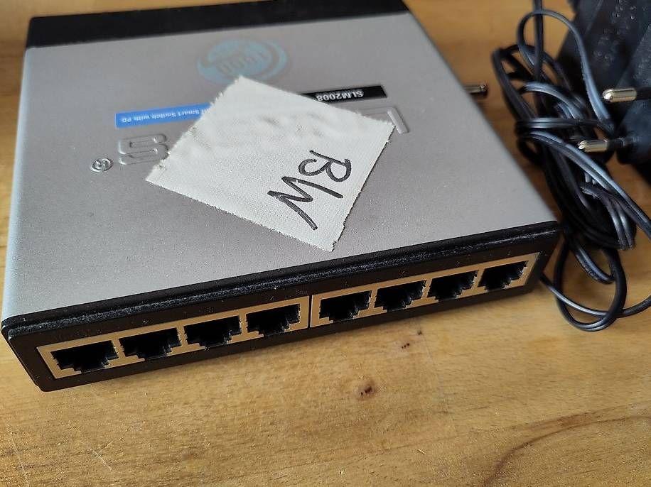 Hub & Switch: Linksys Cisco - 8 Port Gigabit Switch SLM2008 – Usato da Schlieren venduto da dasrecht