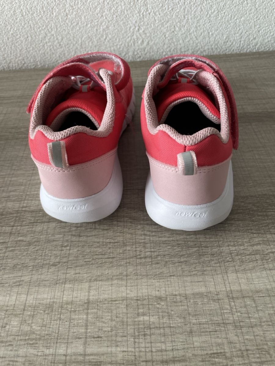 Decathlon Scarpe per ragazze: Basket DÉCATHLON 34 rose – Usato da Sornard (Nendaz) venduto da Dodo8117 2
