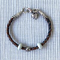 Lederarmband handgeflochten, mit Silberteil und Anhänger