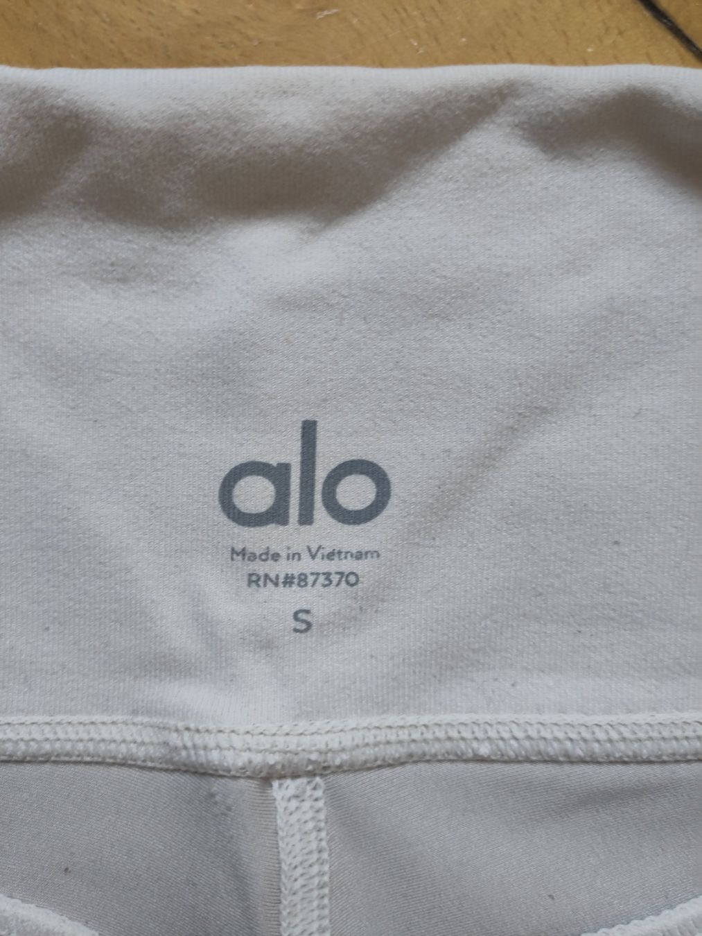 Alo Yoga Leggings: Alo Yoga Legging - Electric Bone – Nuovo (secondo la descrizione) da Luzern venduto da birnli 4