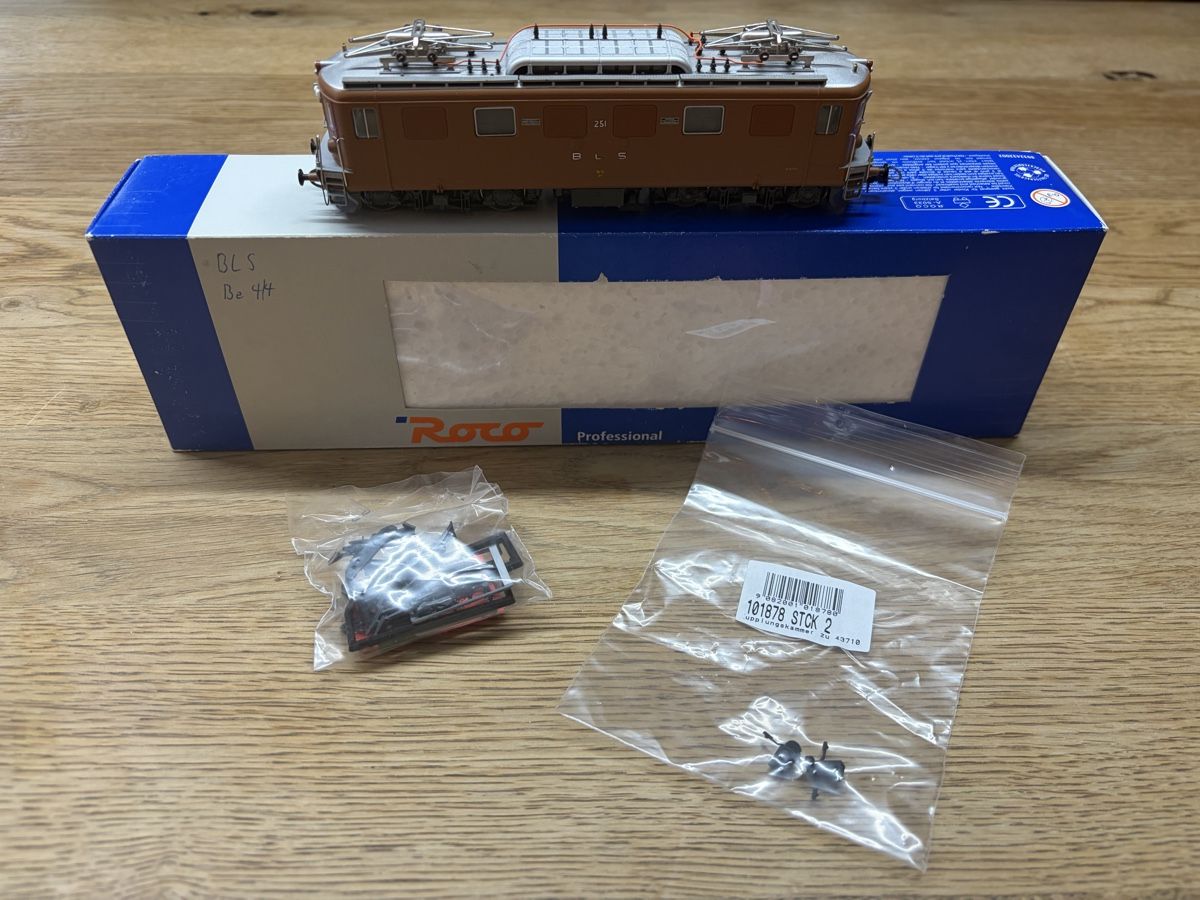 Roco Modellini di ferrovie: Roco BLS Ae 4/4, braun, Nummer 251 – Usato da Glattfelden venduto da UrdiZH