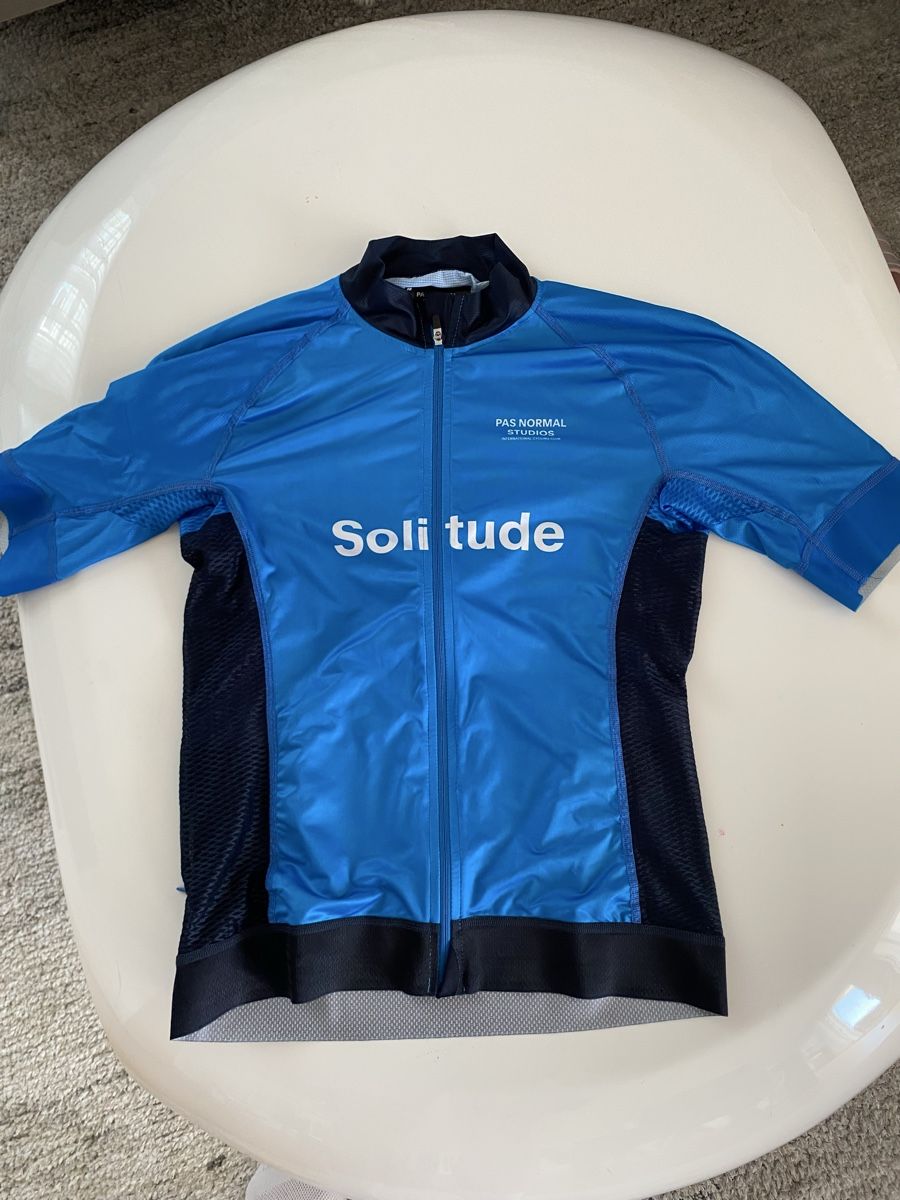 Pas Normal Studios Leibchen & Hosen: PNS Pas Normal Studios Solitude Radtrikot, Grösse M, – Gebraucht aus Appenzell von ruko01