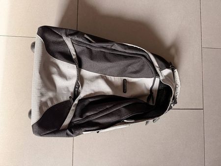 Rucksack und Koffer mit Rollen in einem