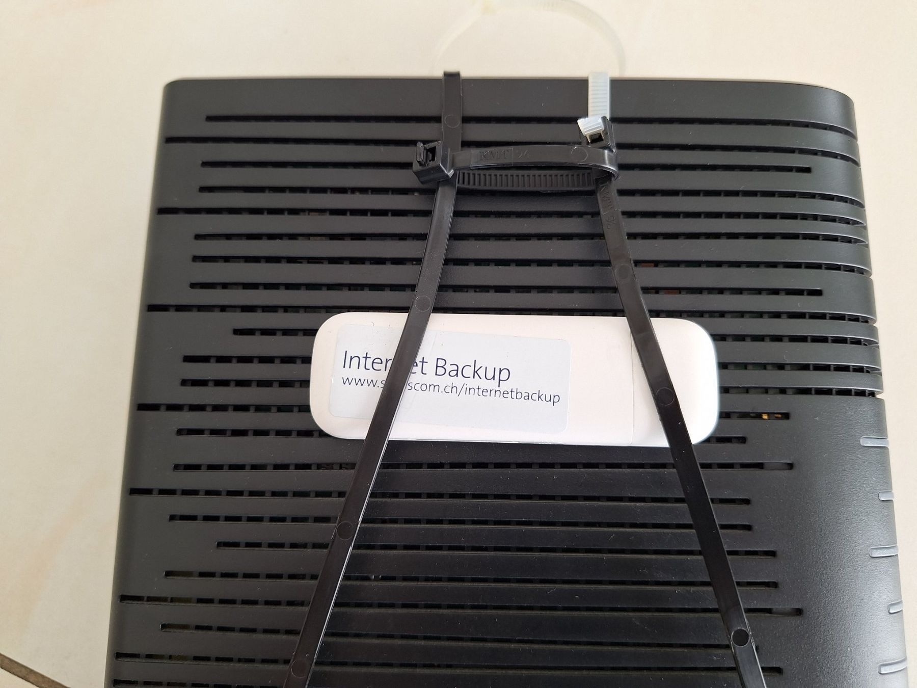 Swisscom Modems & Router: Swisscom ST 6840 Router, Internet Backup USB Stick, Netzteil – Gebraucht aus Fischbach LU von Vali44 1
